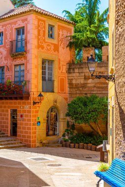 Poble Espanyol Parkı 'ndaki dar sokaklar ülkenin çeşitli bölgelerinden farklı mimari ve gelenekleri temsil ediyor.