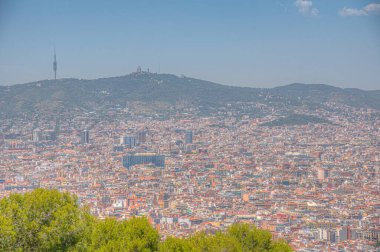 İspanya 'nın Tibidabo Dağı ile Barcelona' nın hava manzarası