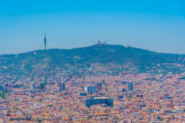 İspanya 'nın Tibidabo Dağı ile Barcelona' nın hava manzarası