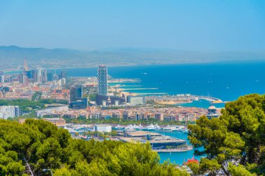 İspanya, Barcelona 'daki Monjuic şatosundan Port Vell' in Aerival manzarası