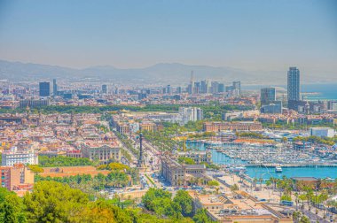 Barcelona 'daki Port Vell' in Montjuic kalesinden havadan görünüşü, İspanya