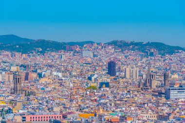 İspanya katedralinin kulesiyle Barselona 'nın havadan görünüşü