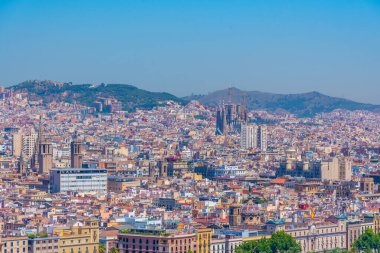 İspanya katedralinin kulesiyle Barselona 'nın havadan görünüşü