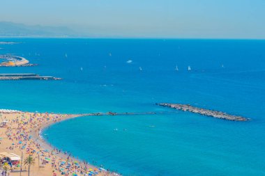 Barcelona, İspanya 'daki Barceloneta plajının hava manzarası