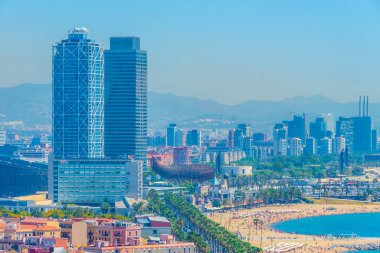 Barcelona, İspanya 'da Barceloneta sahilinin üzerinde duran ikiz kuleler