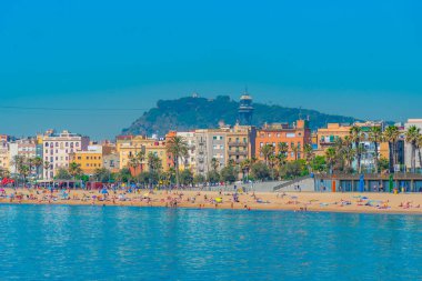 Barselona, İspanya 'daki Barceloneta plajında kablolu bir araba.