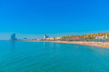 Barcelona, İspanya 'da Barceloneta sahilinde yaz günü