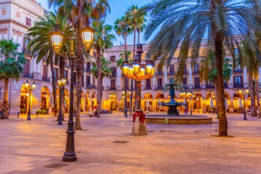 İspanya, Barselona 'daki Placa Reial' da Çeşme