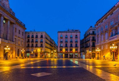 İspanya 'nın Barselona kentindeki Plaza Sant Jaume' daki belediye binasının gün doğumu manzarası.