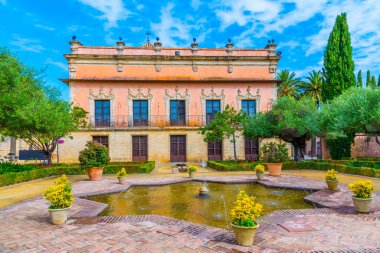 İspanya 'da Jerez de la Frontera' daki Villavicencio Sarayı 'nın önündeki bahçe.