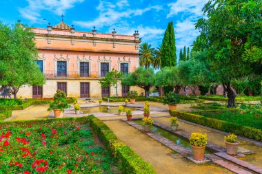 İspanya 'da Jerez de la Frontera' daki Villavicencio Sarayı 'nın önündeki bahçe.