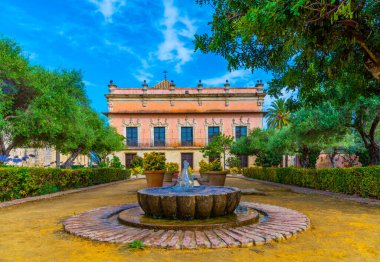 İspanya 'da Jerez de la Frontera' daki Villavicencio Sarayı 'nın önündeki bahçe.