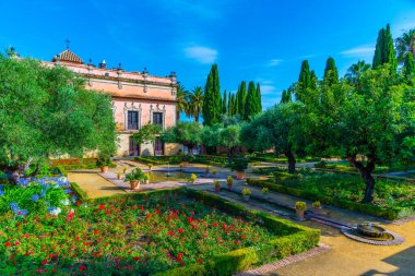 İspanya 'da Jerez de la Frontera' daki Villavicencio Sarayı 'nın önündeki bahçe.
