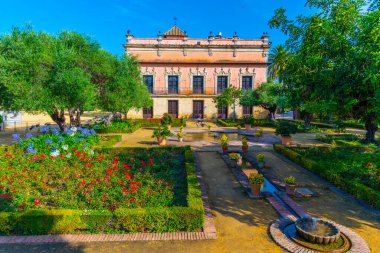 İspanya 'da Jerez de la Frontera' daki Villavicencio Sarayı 'nın önündeki bahçe.