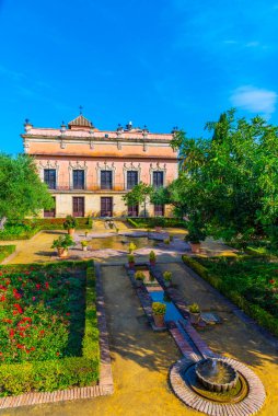 İspanya 'da Jerez de la Frontera' daki Villavicencio Sarayı 'nın önündeki bahçe.