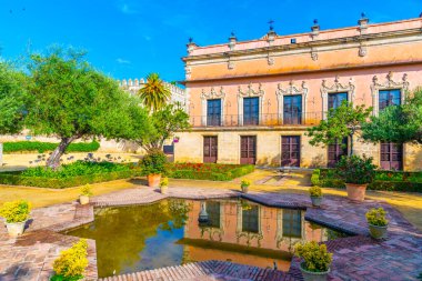 İspanya 'da Jerez de la Frontera' daki Villavicencio Sarayı 'nın önündeki bahçe.