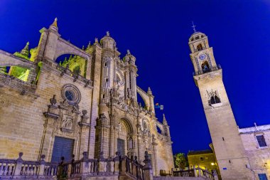 İspanya 'daki Jerez de la Frontera' daki kutsal kurtarıcının gece manzarası.