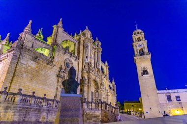 İspanya 'daki Jerez de la Frontera' daki kutsal kurtarıcının gece manzarası.