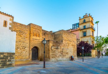 İspanya 'daki Jerez de la Frontera' daki Alcazar kalesinin günbatımı manzarası