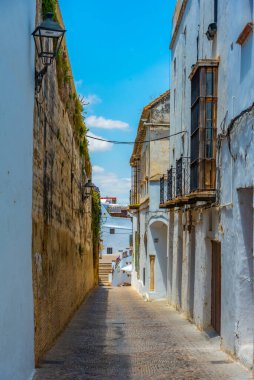 İspanya 'daki eski Arcos de la Frontera kasabasının beyazlatılmış caddesi.