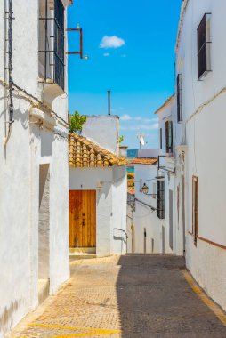 İspanya 'daki eski Arcos de la Frontera kasabasının beyazlatılmış caddesi.