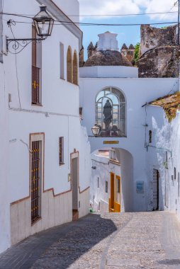 İspanya 'daki eski Arcos de la Frontera kasabasının beyazlatılmış caddesi.