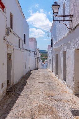 İspanya 'daki eski Arcos de la Frontera kasabasının beyazlatılmış caddesi.
