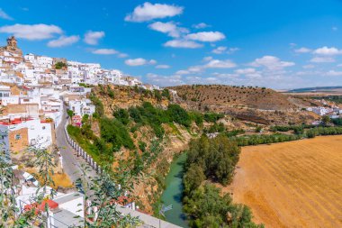 Arcos de la Frontera İspanya 'daki Guadalete nehrine yansıdı