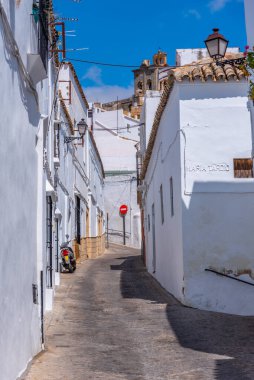 İspanya 'daki eski Arcos de la Frontera kasabasının beyazlatılmış caddesi.
