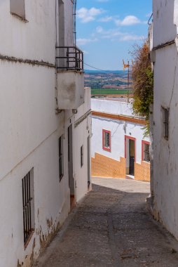 İspanya 'daki eski Arcos de la Frontera kasabasının beyazlatılmış caddesi.