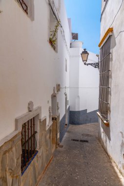 İspanya 'daki eski Arcos de la Frontera kasabasının beyazlatılmış caddesi.