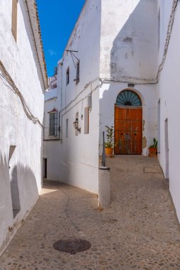 İspanya 'daki eski Arcos de la Frontera kasabasının beyazlatılmış caddesi.