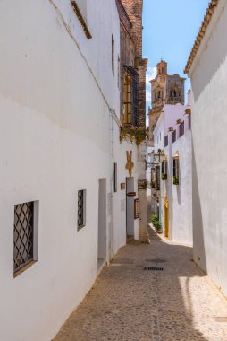 İspanya 'daki eski Arcos de la Frontera kasabasının beyazlatılmış caddesi.