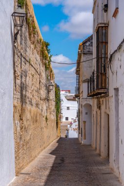 İspanya 'daki eski Arcos de la Frontera kasabasının beyazlatılmış caddesi.