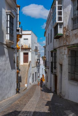 İspanya 'daki eski Arcos de la Frontera kasabasının beyazlatılmış caddesi.