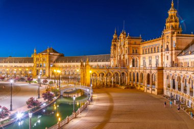 İspanya, Sevilla 'daki Plaza de Espana' nın gece manzarası