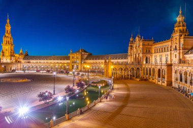 İspanya, Sevilla 'daki Plaza de Espana' nın gece manzarası