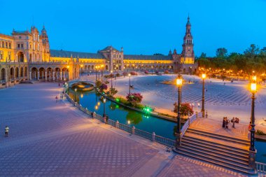 İspanya, Sevilla 'daki Plaza de Espana' nın gece manzarası