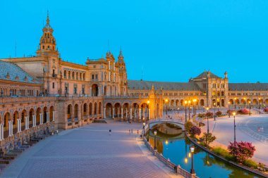 İspanya, Sevilla 'daki Plaza de Espana' nın günbatımı manzarası
