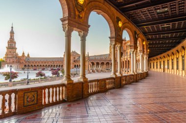 İspanya 'nın Sevilla kentindeki Plaza de Espana' da gün batımı manzarası