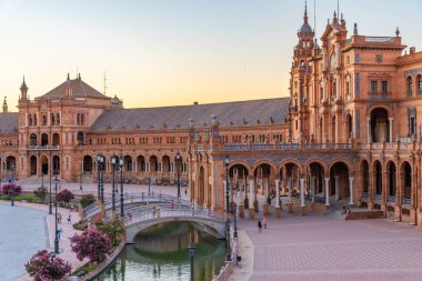 İspanya, Sevilla 'daki Plaza de Espana' nın günbatımı manzarası