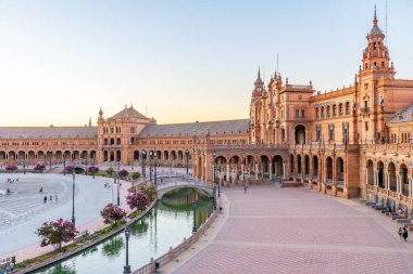 İspanya, Sevilla 'daki Plaza de Espana' nın günbatımı manzarası