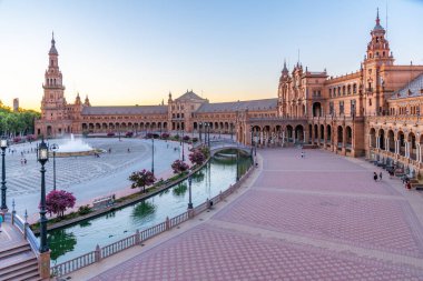 İspanya, Sevilla 'daki Plaza de Espana' nın günbatımı manzarası