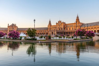 Plaza de Espana gün batımında suya yansıdı, Sevilla, İspanya