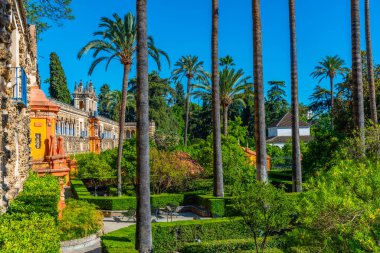 İspanya 'da Real Alcazar de Sevilla' daki Galeria de Grutesco 'ya bitişik güzel bir bahçe.