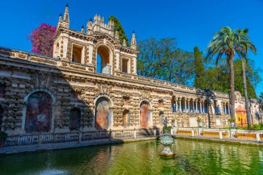 İspanya 'daki gerçek Alcazar de Sevilla çeşmesinde.