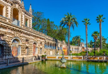 İspanya 'daki gerçek Alcazar de Sevilla çeşmesinde.