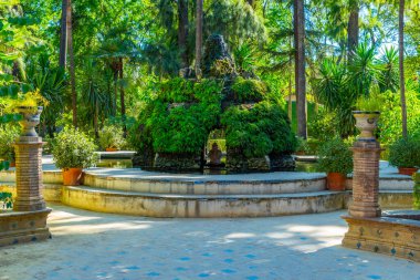 İspanya 'daki Real Alcazar de Sevilla bahçelerindeki çeşme