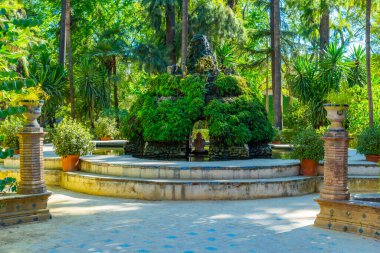 İspanya 'daki Real Alcazar de Sevilla bahçelerindeki çeşme