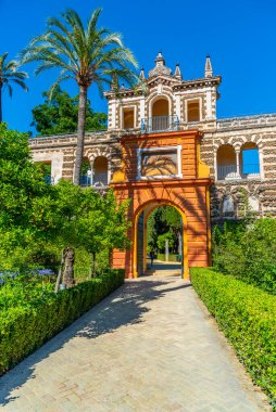 İspanya 'daki Real Alcazar de Sevilla bahçesinin ayrıcalıklı kapısı